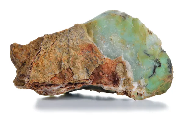 Adern rauer grüner Opal (Chryzopal) mineralisch. — Stockfoto
