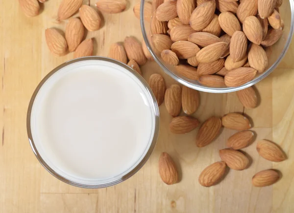 Vaso de leche de almendras sobre una mesa . —  Fotos de Stock