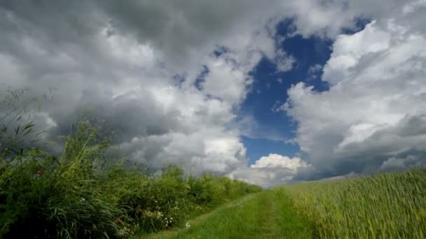 Time lapse route de campagne et nuages pittoresques .