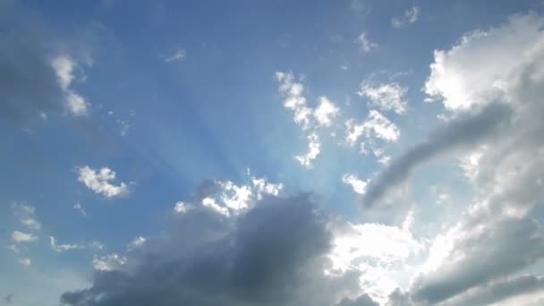 Time-lapse sky with highlighted clouds. Brightness from the sky. — Stock Video