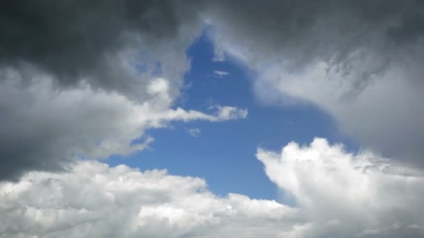 Ciel temporel avec ciel dramatique . — Video