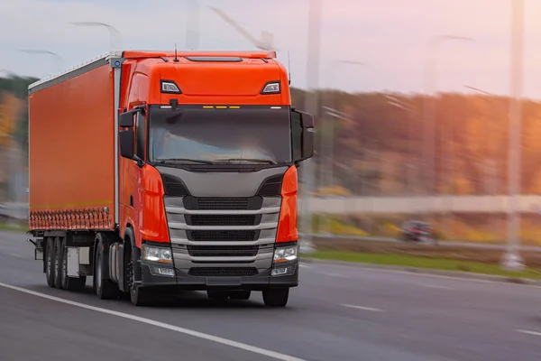 Otoyolda konteynır taşıyan kamyon, kargo taşıma konsepti. Traş efekti.