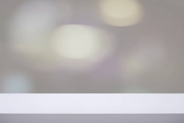 Boş mermer tablo, beyaz arkaplanda izole edilmiş, afiş, tablo üstü, raf, ürün görüntüleme montajı için tezgah tasarımı