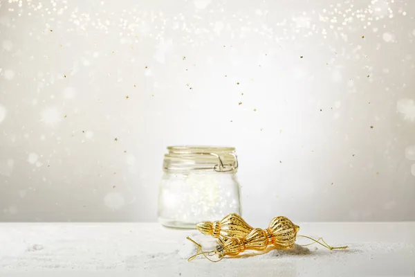 Noel dekorasyonu topları ve kar - yakın çekim