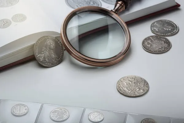 Numismatici Staré Sběratelné Mince Stole Světlé Pozadí — Stock fotografie