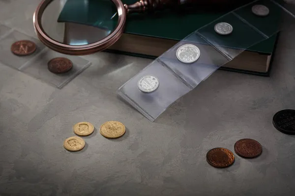 Numismática Antiguas Monedas Coleccionables Plata Oro Sobre Una Mesa Madera — Foto de Stock