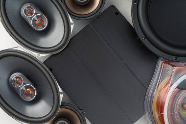 Araba sesi, araba hoparlörleri, subwoofer ve aksesuarlar. Beyaz arka plan. Üst görünüm..