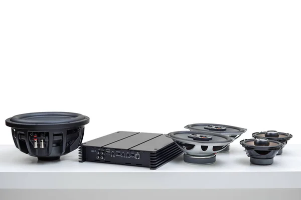 Araba sesi, araba hoparlörleri, subwoofer ve aksesuarlar. Beyaz arkaplan.