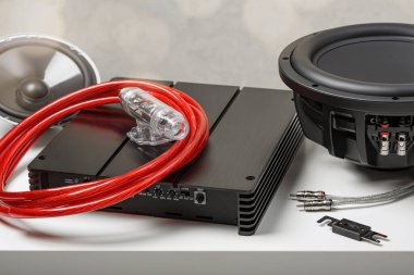 Araba sesi, araba hoparlörleri, subwoofer ve aksesuarlar. Hafif arkaplan.