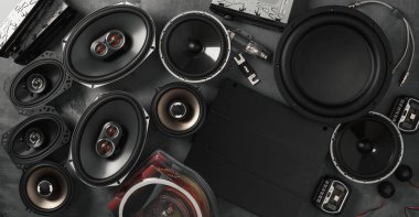 Araba sesi, araba hoparlörleri, subwoofer ve aksesuarlar. Üst Manzara. Pankart.