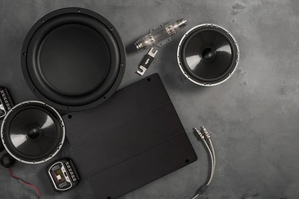 Araba sesi, araba hoparlörleri, subwoofer ve aksesuarlar. Karanlık arka plan. Üst görünüm.
