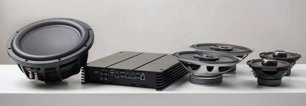 Araba sesi, araba hoparlörleri, subwoofer ve aksesuarlar. Hafif arkaplan. Pankart.