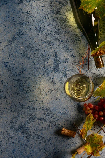Białe Wino Szklance Winogrona Gałązki Winogron Stole Widok Góry Kopiuj — Zdjęcie stockowe