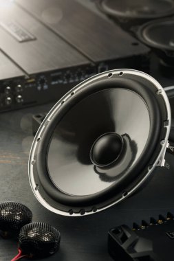 Araba sesi, araba hoparlörleri, subwoofer ve aksesuarlar. Siyah arkaplan.