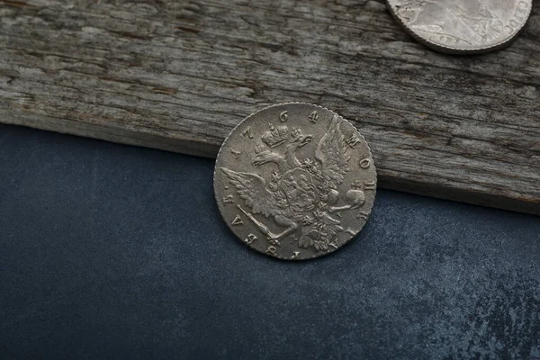 算術式 木製のテーブルの上に銀で作られた古い回収可能なコイン トップ表示 — ストック写真
