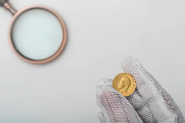 동전들은 위에서 금으로 만들어 졌습니다 장갑을 수집가가 동전을 스톡 이미지