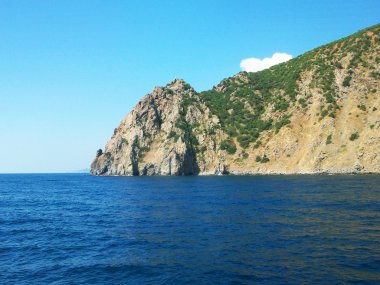 taş cliff kıyı mavi denizi