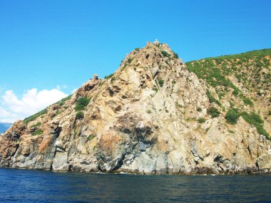 taş cliff kıyı mavi denizi