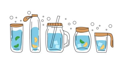 Kavram daha fazla su içmek, buzlu su içmek, portakal, cam şişede kivi.