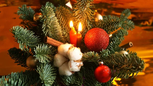 Decoração de Natal com velas. Composição de ramos de árvore de Natal — Fotografia de Stock
