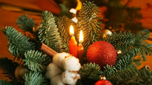 Decoración navideña con velas. Composición de ramas de árbol de Navidad — Foto de Stock