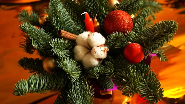 Decoración navideña con velas. Composición de ramas de árbol de Navidad — Foto de Stock