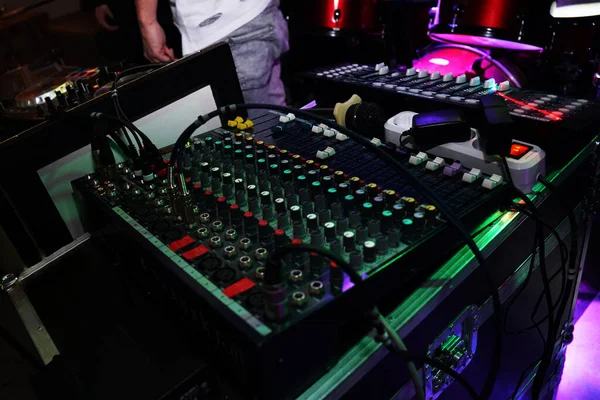 DJ console in de nachtclub. Nachtleven — Stockfoto