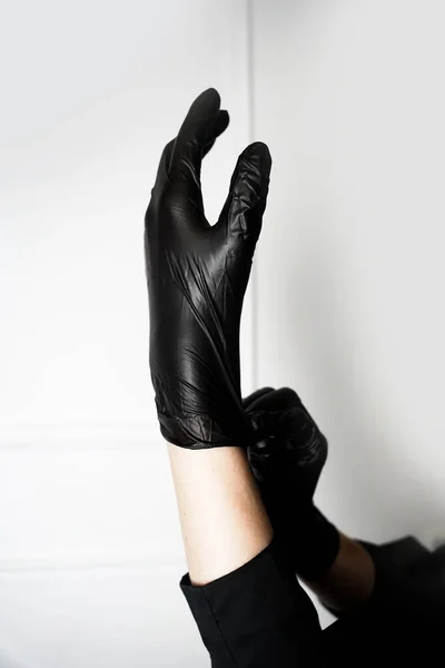 Doctor cosmetician poartă mănuși negre sterile se pregătește să primească clienți — Fotografie, imagine de stoc