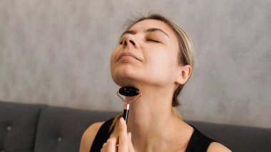 Yakından bir güzellik portresi. Deri silindiri. Mezoroller 'lı güzel bir kadın..