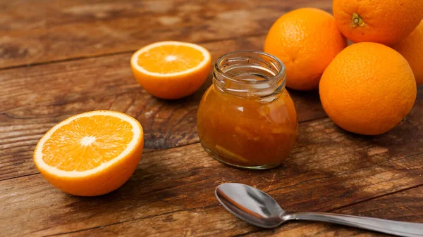 Glas Orangenmarmelade auf Holzgrund von oben gesehen. Hausgemachte Marmelade — Stockfoto
