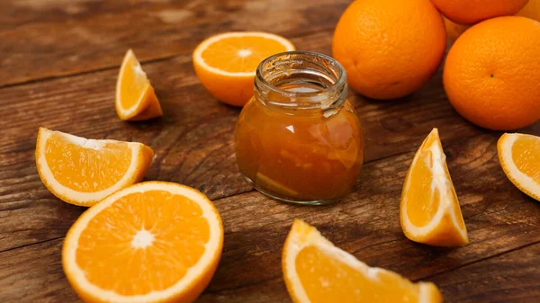 Glas Orangenmarmelade auf Holzgrund von oben gesehen. Hausgemachte Marmelade — Stockfoto