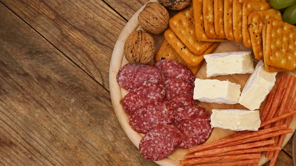 Prato Carne Queijo Para Aperitivos Enchidos Queijos Bolachas Nozes Uma — Fotografia de Stock