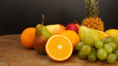 Bahar ya da Yaz konsepti. Ahşap masada bir sürü meyve var.