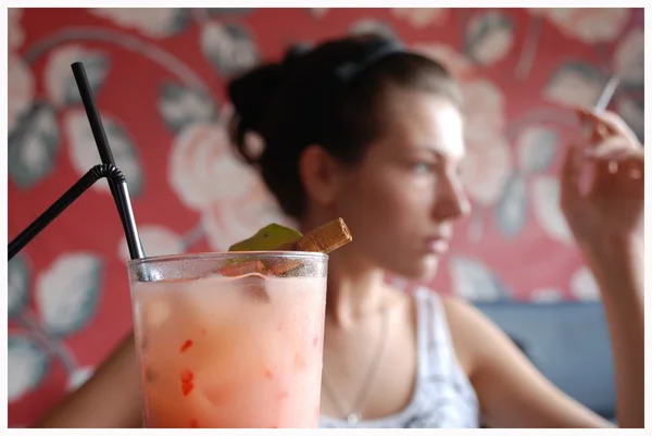 Mojito içeceği ve kız portresi
