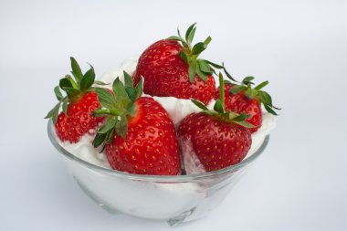 bir kapta krem ile çilek