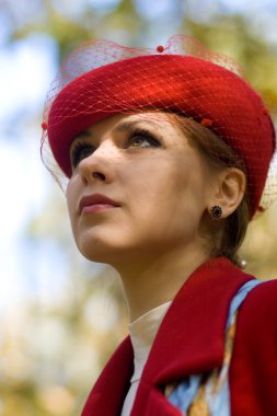 Kırmızı şapkalı kadın