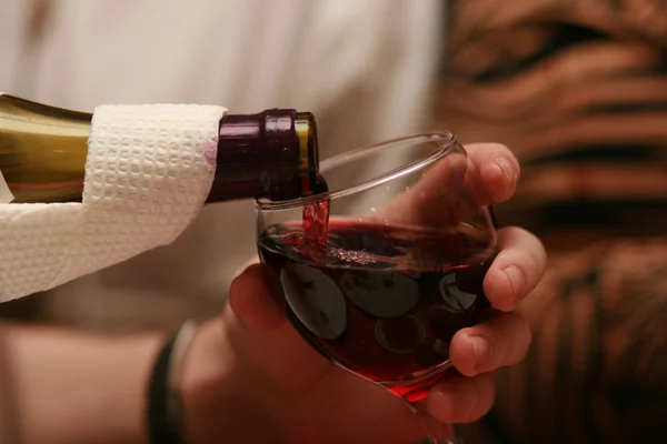 Man rode wijn in het glas gieten Stockfoto