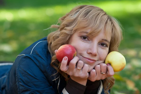 Young woman with apples — Stock Photo, Image