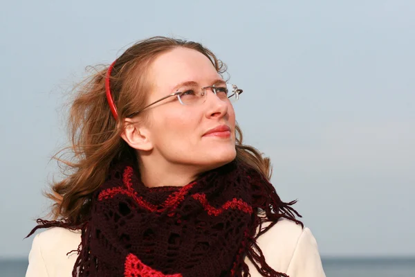 Young woman looking in the sky — Stock Photo, Image