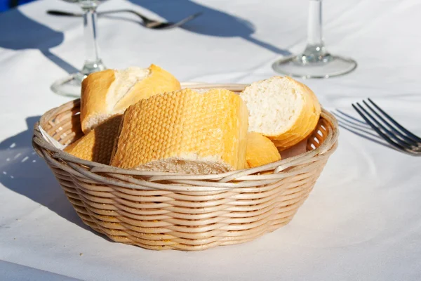 Brood in een mandje in een straat café, barcelona, Spanje. Stockafbeelding