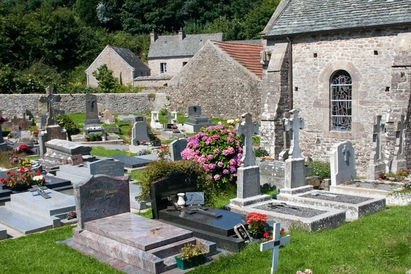 Oude kerk en het kerkhof in omonville-la-petite, Normandië, Frankrijk Stockfoto