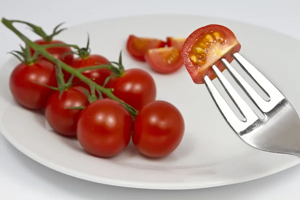 Tomates cerises sur assiette — Photo