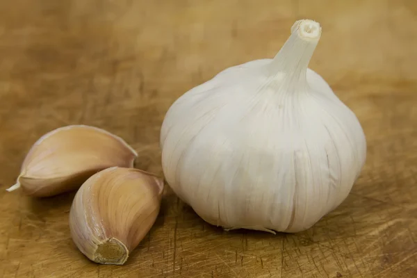 Ampoule à ail et clous de girofle — Photo