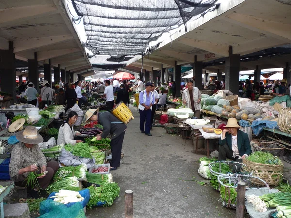 Dali, Yunnan, agricultores chineses vendem seus produtos no mercado em AUG 1,2008 em Dali — Fotografia de Stock