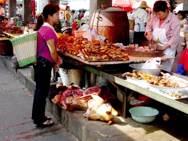 Далі, Юньнань, Китай китайський фермери продають свої товари на ринку Серпень 1,2008 в Dali — стокове фото
