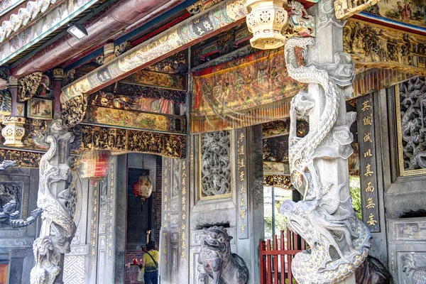 Un palo de dragón en el Templo Dalongdong Baoan, Taipei, Taiwán —  Fotos de Stock