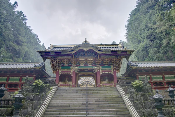 Yasha-mon poort van iemitsu mausoleum (taiyuinbyo), nikko, japan. shrines en tempels van nikko is unesco werelderfgoed sinds 1999. — Stockfoto