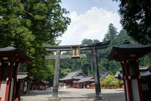 Torii futarasan Tapınak, nikko, Japonya. türbelerin ve tapınaklar nikko 1999 yılından bu yana unesco dünya mirası olduğunu — Stok fotoğraf