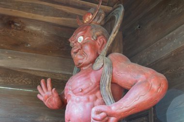 Nio hayırsever kings heykel menuma shodenzan kangiin Tapınağı, kumagaya, saitama, Japonya 1 Ekim 2013. yaygın olarak stand görevlisi tapınağın dışında iki öfke dolu, kaslı guardians Buda.