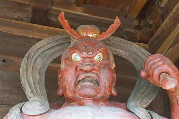 Nio Benevolent Kings Sculpture in Menuma Shodenzan Kangiin Temple, Кумагая, Сайтама, Япония 1 ноября 2013 года. Два яростных мускулистых стража Будды, которые обычно стоят на страже за пределами храма . — стоковое фото